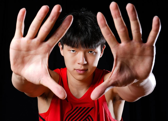 德州扑克规则-球员身手敏捷，技战术手段独具匠心的简单介绍